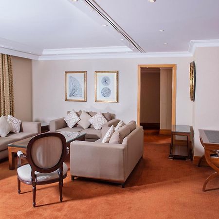 Radisson Blu Martinez Beirut Hotel Buitenkant foto A suite at the InterContinental Hotel, London, Park Lane