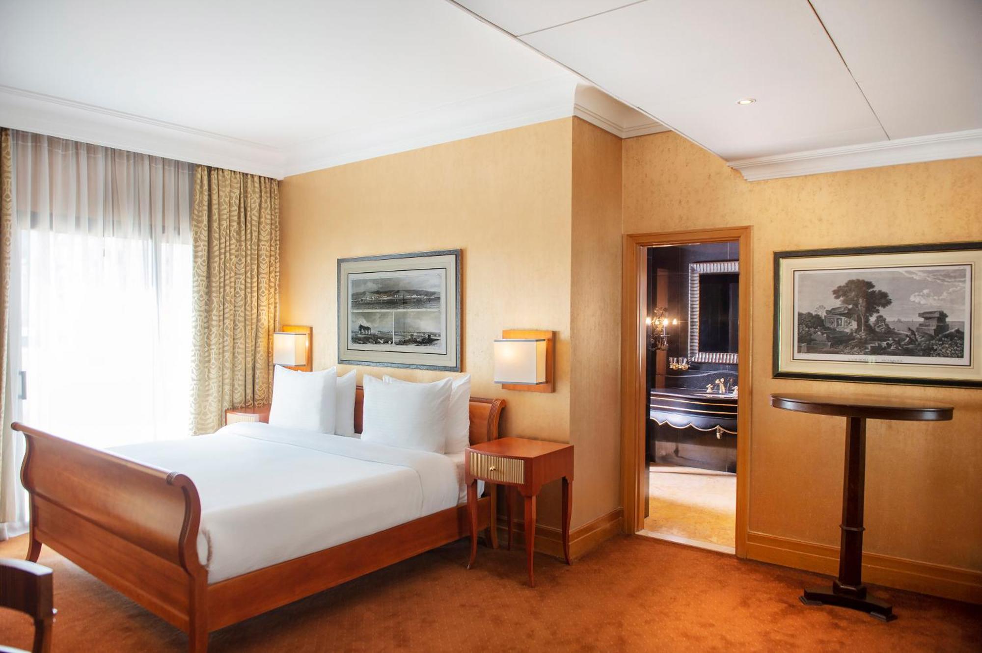 Radisson Blu Martinez Beirut Hotel Buitenkant foto A bedroom at the hotel
